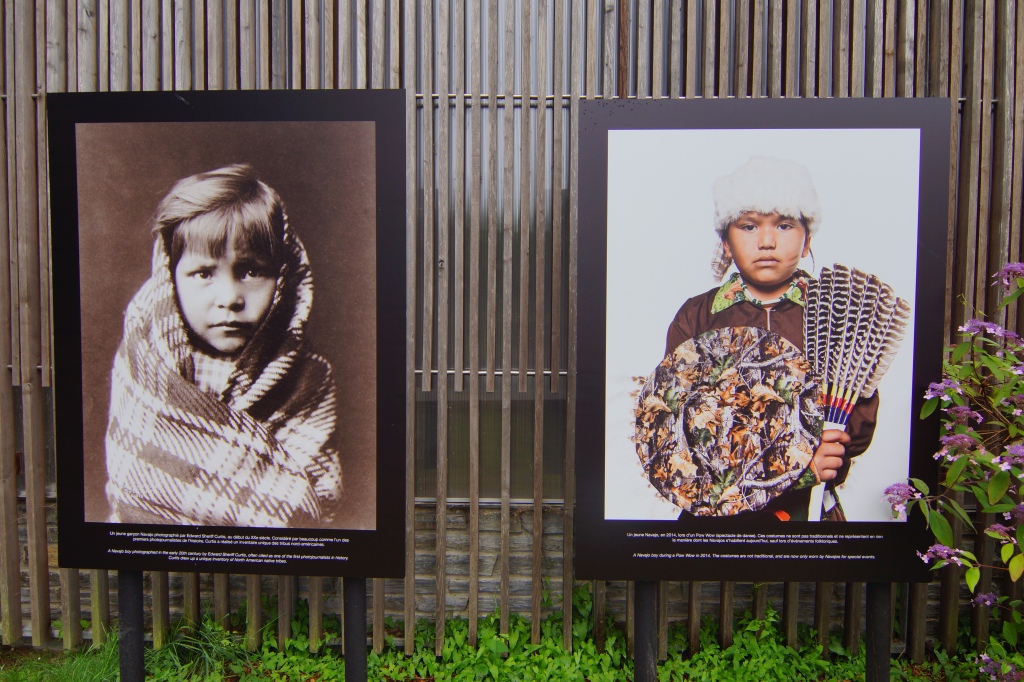 Jeune garçon Navajo. Comparaison entre une photo prise par Edward Curtis au début du Xxe siècle et une photo prise par Stirton en 2014, lors d'un spectacle de danse Pow Wow. [Photo: Mélina Huet]